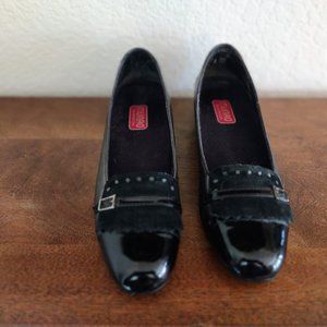 Women's Munro American shoes. Black with patent accents. SZ 7.5 N.